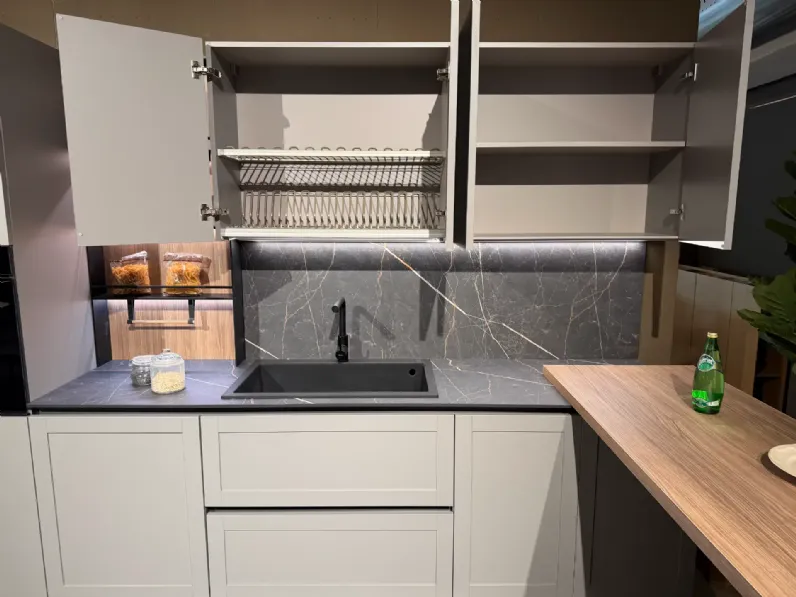 Cucina grigia moderna con isola Infinity quadra Stosa scontata