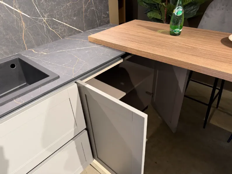 Cucina grigia moderna con isola Infinity quadra Stosa scontata
