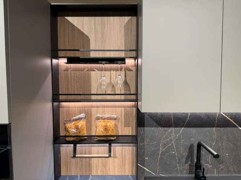 Cucina grigia moderna con isola Infinity quadra Stosa scontata