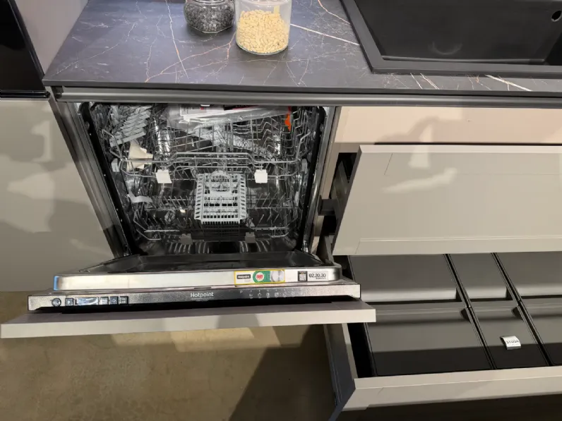 Cucina grigia moderna con isola Infinity quadra Stosa scontata