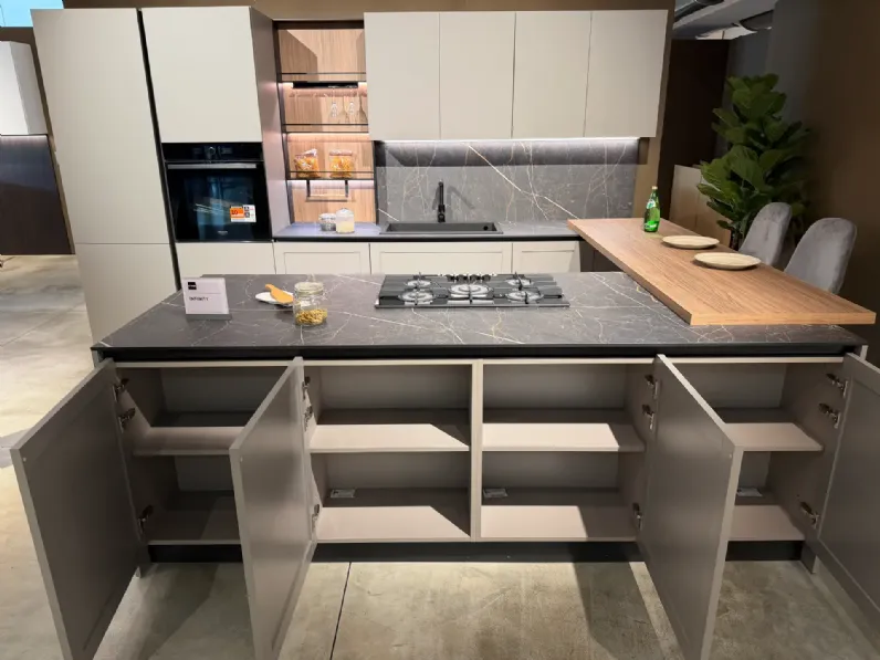 Cucina grigia moderna con isola Infinity quadra Stosa scontata