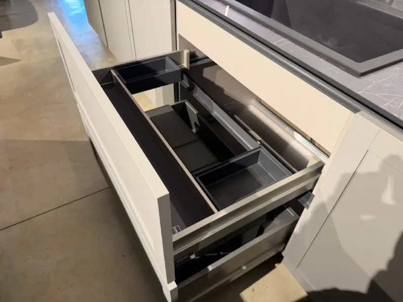 Cucina grigia moderna con isola Infinity quadra Stosa scontata