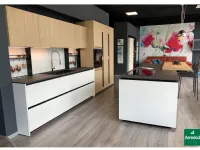 Cucina con isola in laminato materico a prezzo ribassato 32%