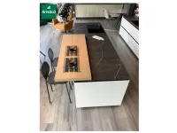 Cucina con isola in laminato materico a prezzo ribassato 32%