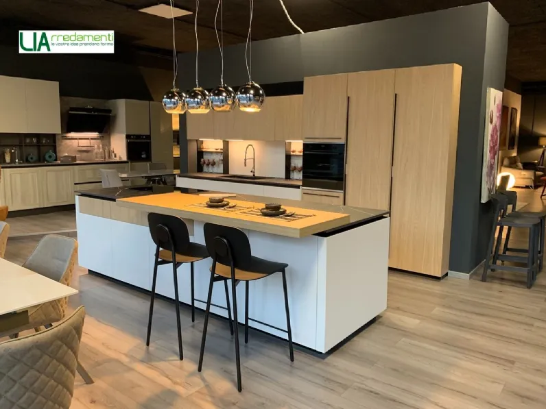 Cucina con isola in laminato materico a prezzo ribassato 32%