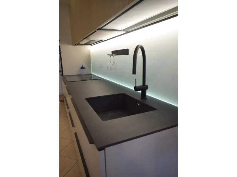 Cucina moderna lineare Kalì quadra profilo Arredo3 a prezzo scontato