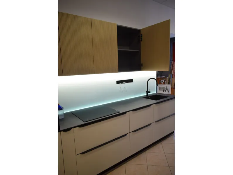 Cucina moderna lineare Kalì quadra profilo Arredo3 a prezzo scontato