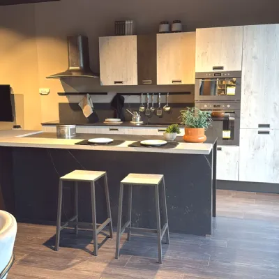 Cucina con isola in laminato materico a prezzo ribassato 52%