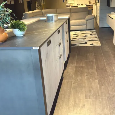 Cucina con isola in laminato materico a prezzo ribassato 52%