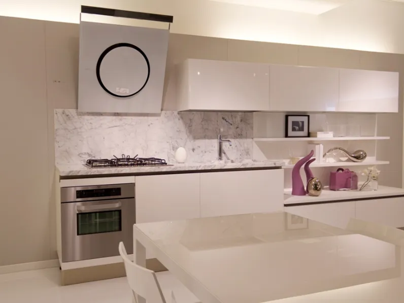 Cucina Naik laccata bianco poro aperto, piano marmo bianco di Carrara