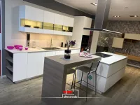 Cucina Alias moderna con isola bianca in laccata opaco Modula