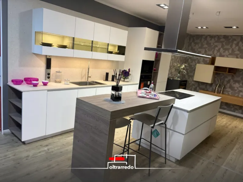 Cucina Alias moderna con isola bianca in laccata opaco Modula