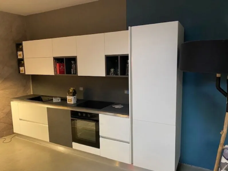 Scopri la cucina Atra lineare bianca! Solo 3300 per una Cucina colour!