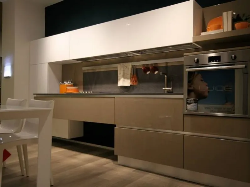 Cucina lineare design Brava laccata Lube cucine a prezzo scontato