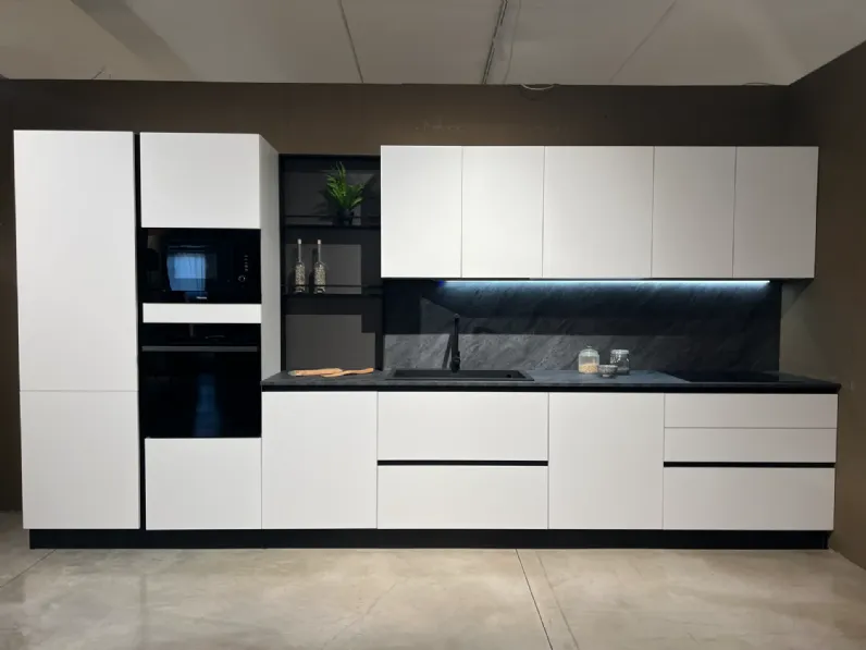 Cucina lineare in laccata opaco a prezzo scontato 70%
