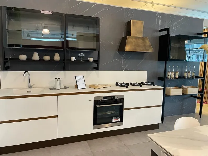 Scopri l'Offerta Outlet sulla Cucina Charme 37 Febal! Bianca, design lineare.