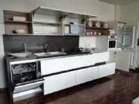 Cucina lineare in laccato opaco bianca Pessina a prezzo ribassato