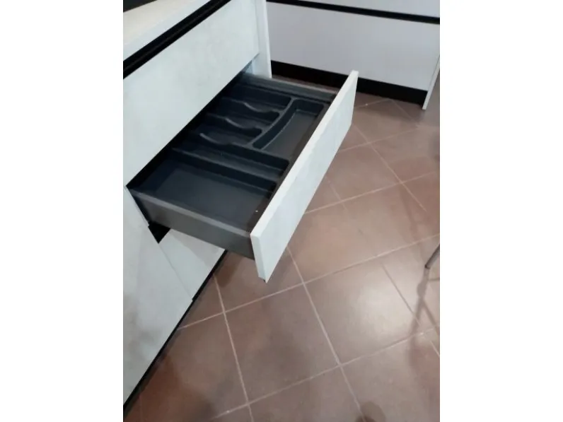 Cucina lineare in laminato materico grigio Play l ab gola a prezzo ribassato