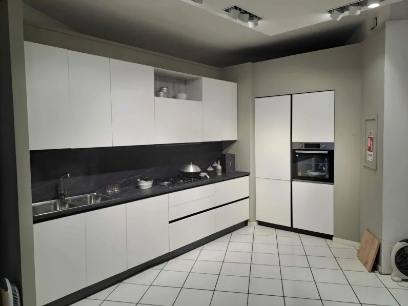 Cucina lineare in laminato opaco a prezzo ribassato 45%