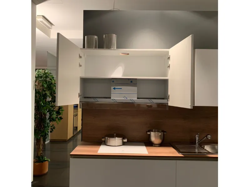 Cucina lineare in laminato opaco bianca Mariani a prezzo ribassato