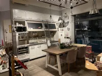 Cucina lineare in legno bianca Marchi cucine mod. nolita con scala a prezzo scontato