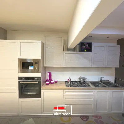 Cucina lineare in legno magnolia Oltrarredo kitchens a prezzo ribassato