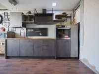 CUCINA Collezione esclusiva Cucina industrial con piano legno e ante  cemento grigio con colonne   PREZZO OUTLET scontata 51%