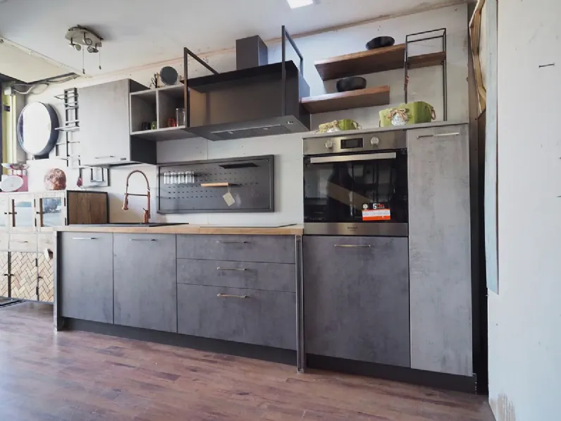 Vendiamo cucine industriali con piano in legno e ante in cemento grigio. Nuovi mondi cucine a soli 4390!