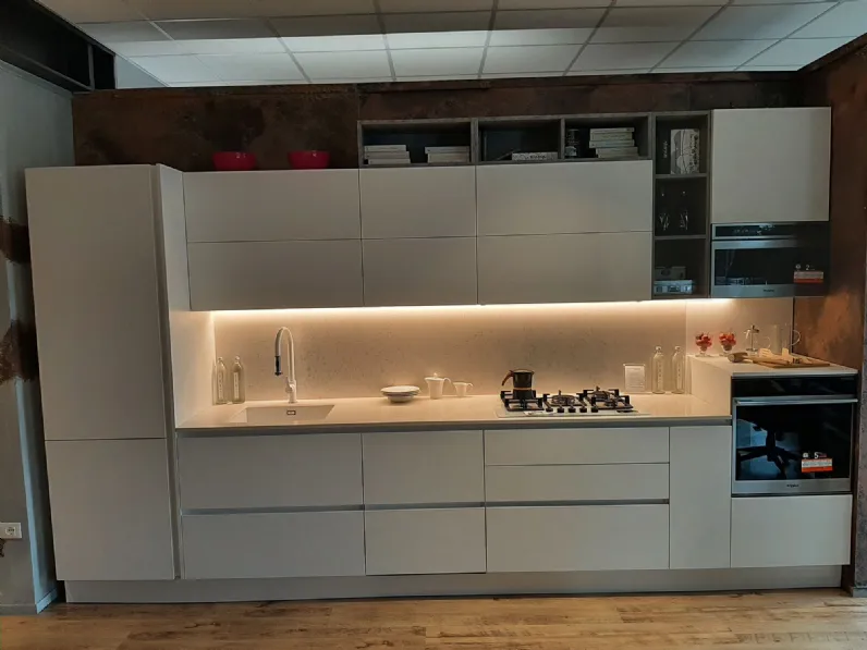 Cucina Frighetto moderna lineare bianca in melaminico Time. Estetica e funzionalità.