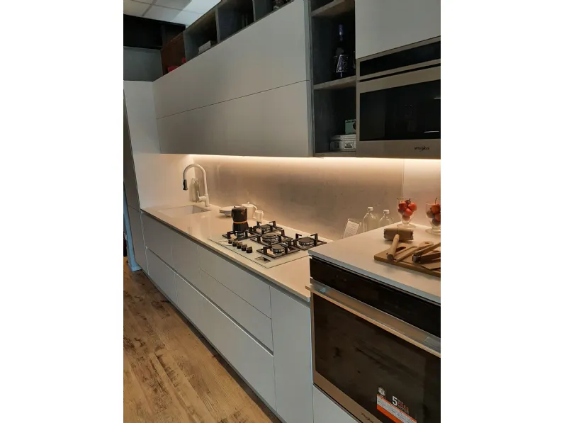 Cucina Frighetto moderna lineare bianca in melaminico Time. Estetica e funzionalità.