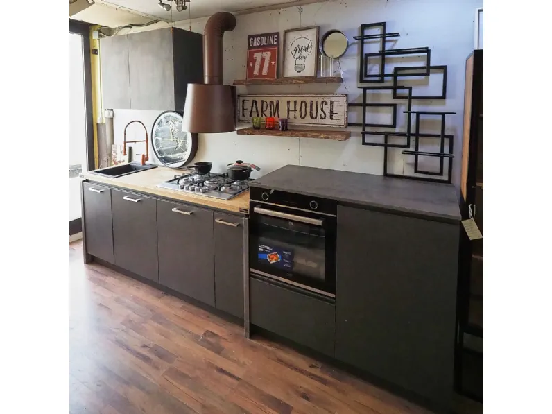 Cucina lineare in legno grigio Cucina industrial con paino legno e ante effetto iron steel con colonne   a prezzo ribassato