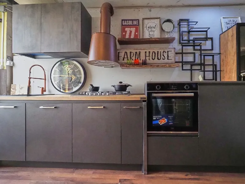 Cucina lineare in legno grigio Cucina industrial con paino legno e ante effetto iron steel con colonne   a prezzo ribassato