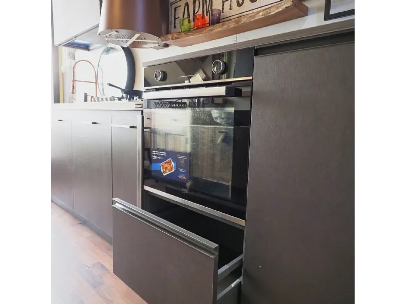 Cucina lineare in legno grigio Cucina industrial con paino legno e ante effetto iron steel con colonne   a prezzo ribassato