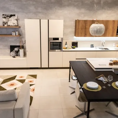 Cucina bianca moderna ad isola Liberamente Scavolini scontata