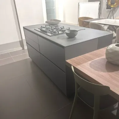 Cucina Valdesign moderna con isola grigia in nobilitato Logica valdesign 