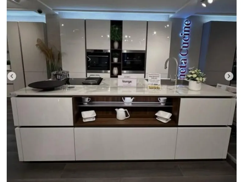 Cucina Lounge lucida 22  con isola Veneta cucine con uno sconto imperdibile