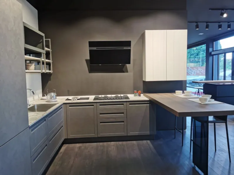 Cucina con penisola in laminato opaco a prezzo scontato del 54%.