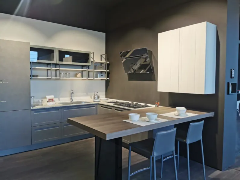 Cucina con penisola in laminato opaco a prezzo scontato del 54%.