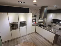 Cucina Lucida con elettrodomestici e isola design bianca con penisola Scavolini scontata 33%