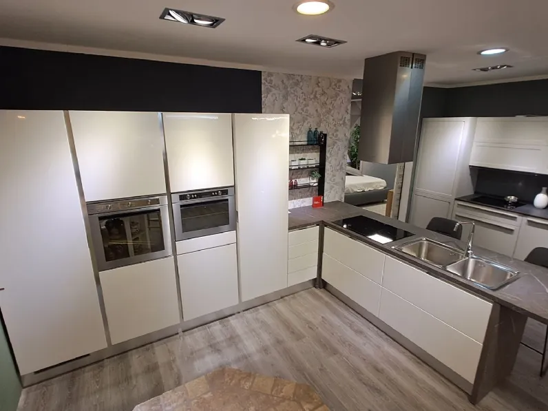 Cucina Lucida con elettrodomestici e isola design bianca con penisola Scavolini scontata 33%