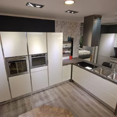 Cucina Lucida con elettrodomestici e isola design bianca con penisola Scavolini scontata 33%