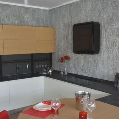 Cucina con penisola in laccata opaco bianca Luna  a prezzo scontato