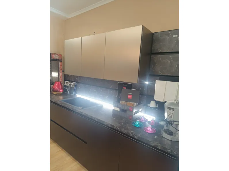 Cucina con isola in laccata opaco altri colori Lungomare  a prezzo ribassato