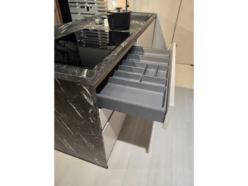 Cucina con isola in laminato materico a prezzo ribassato 59%