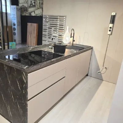 Cucina con isola in laminato materico magnolia Laser tedesca a prezzo scontato