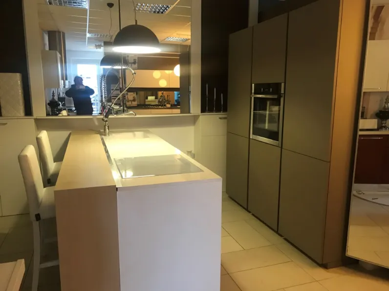 Cucina Maistri ad Isola con piano in Silestone