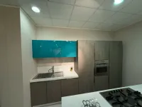 Cucina con isola in laminato materico blu Melissa a prezzo scontato