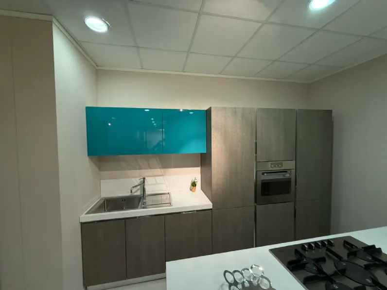 Cucina con isola in laminato materico blu Melissa a prezzo scontato