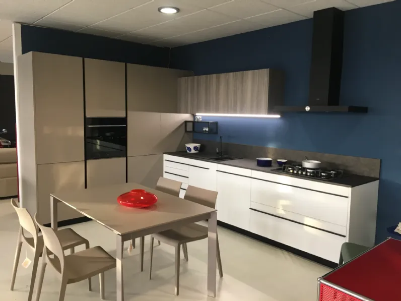Cucina ad angolo in laminato opaco a prezzo ribassato 23%