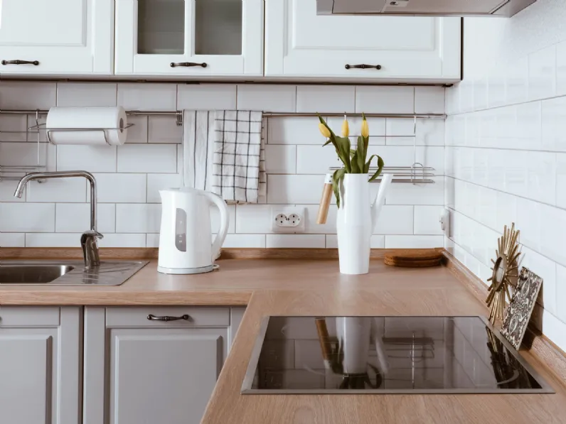 Cucina angolare Mobilike Ivy scontata del 30%. Design artigianale.